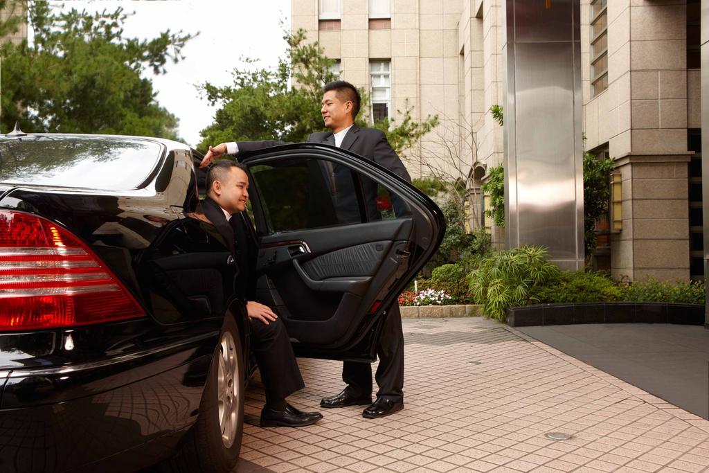 Hotel Kuva Chateau Zhongli Exterior photo A chauffeur opening a car door